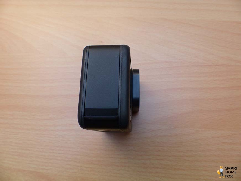 Man sieht die Klappe auf der linken Seite der GoPro Hero 9.